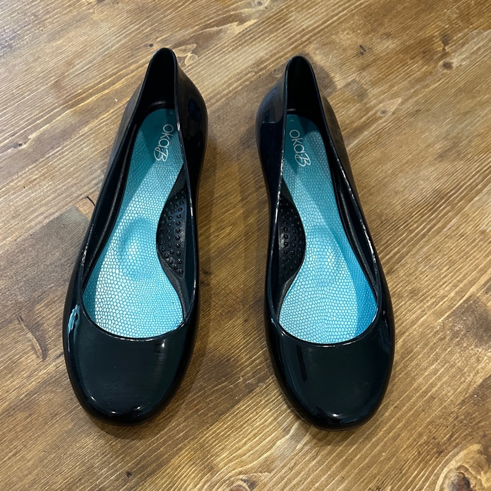 OKA b. Women's Glossy Black Flats